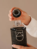 EQUA steklenica za vodo Silver in ustnik steklenice s pokrovčkom.