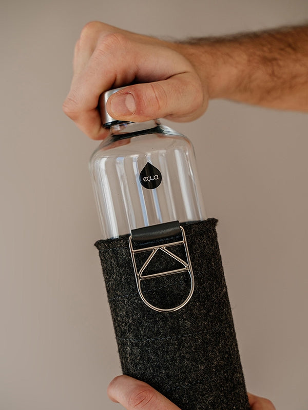 Odstranjevanje zaščite iz filca. EQUA steklenica za vodo srebrna.