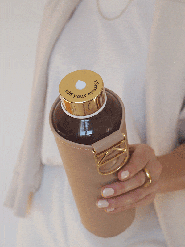 Personalise the lid of the glass water bottle with your message